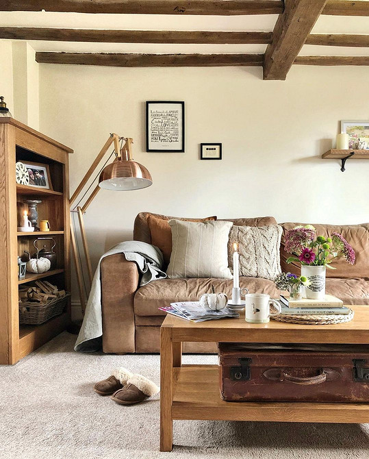 Brąz: Sofa z charakterem Stylowa brązowa sofa w pokoju dziennym, pasująca do różnych aranżacji.