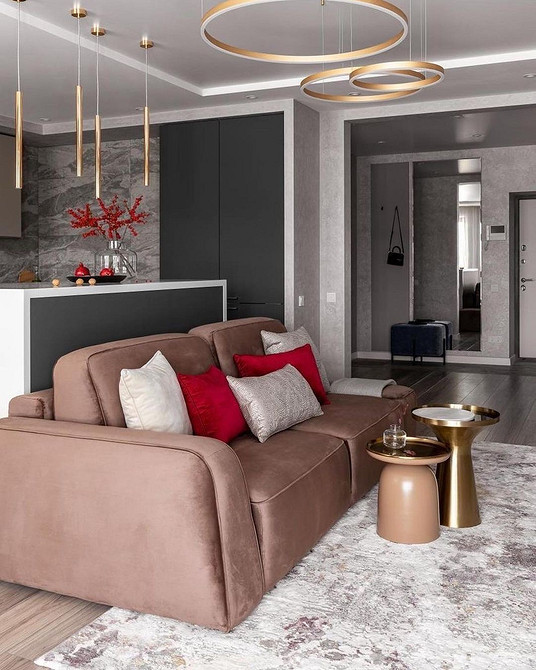 Brąz: Nowoczesna przytulność Nowoczesne wnętrze z brązową sofą. Połączenie kolorów i faktur dla przytulności.