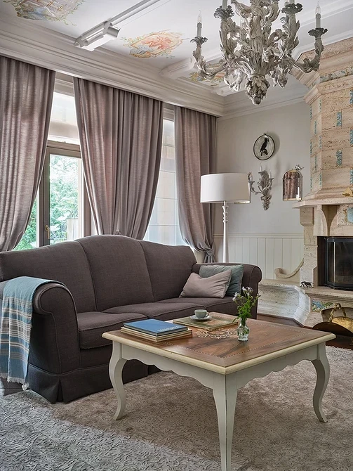 Skórzana elegancja Elegancka brązowa skórzana sofa w minimalistycznym wnętrzu z akcentującym dekorem.