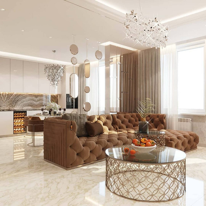 Brązowa sofa i rośliny Jasny salon z brązową sofą i dekoracyjnymi roślinami w doniczkach.