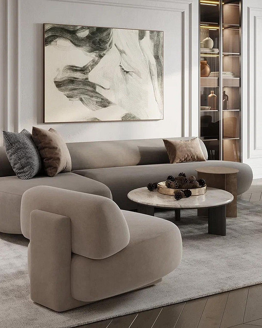 Brązowa sofa i kominek Elegancki salon z brązową sofą, kominkiem i biblioteczkami: idealne połączenie.