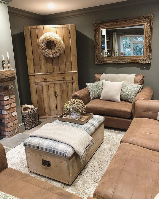 Elegancka brązowa sofa Brązowa sofa w salonie: elegancki design i idealne połączenie kolorów wnętrza.