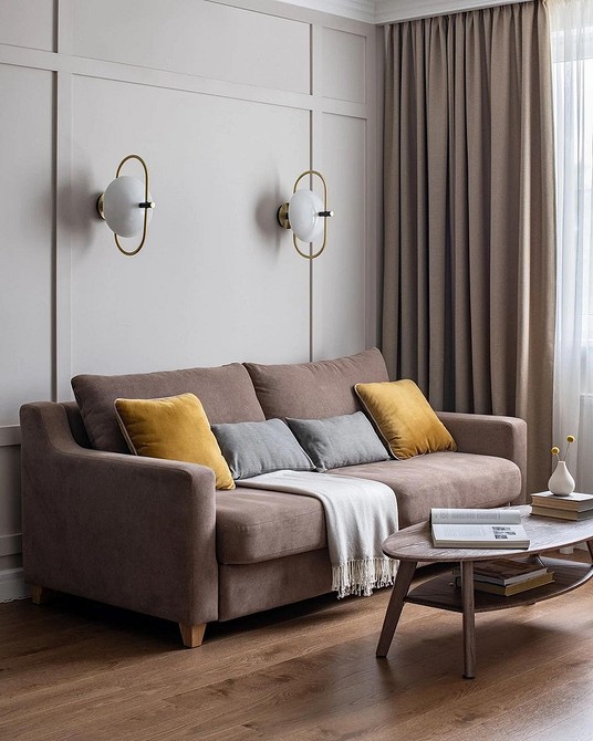 Styl i brąz Stylowa brązowa sofa w salonie. Połączenie brązu z elementami dekoracyjnymi.