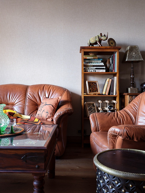 Welurowa sofa w kawalerce Brązowa sofa z tapicerką welurową w małym mieszkaniu: inspiracje i porady.