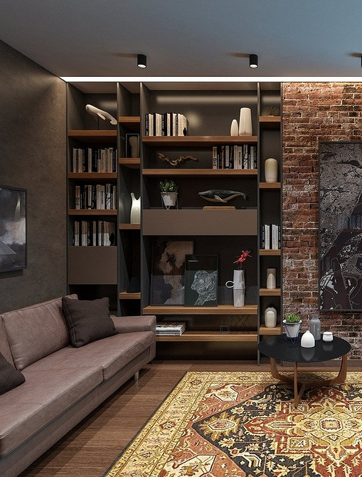 Mała przestrzeń Mała brązowa kanapa w kompaktowym salonie z półkami na książki.