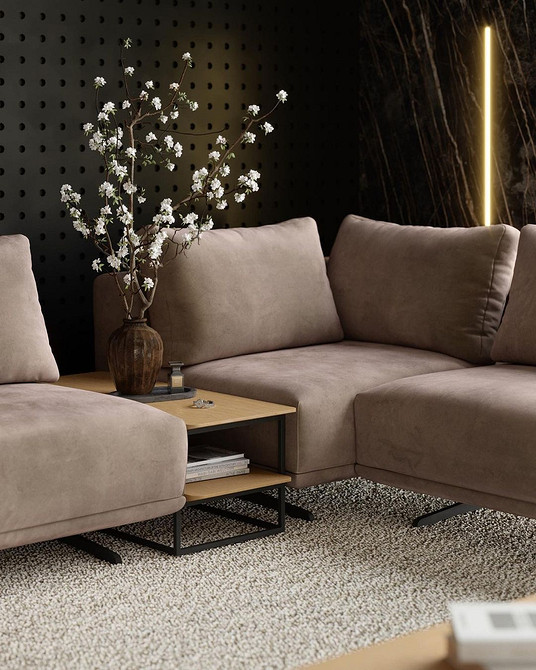 Boho: Naturalnie Jasnobrązowa sofa w stylu boho z dywanem i plecionymi elementami dekoru. Naturalne materiały.