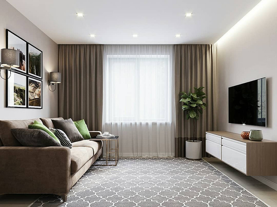 Klasyczna skóra Elegancka brązowa skórzana kanapa w klasycznym wnętrzu z kominkiem.