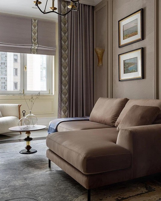 Klasyczna skórzana elegancja Elegancka skórzana brązowa sofa w klasycznym salonie z kominkiem. Luksus i wygoda.