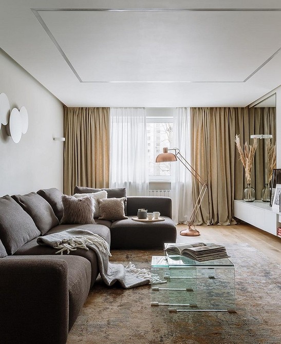 Welurowy dotyk Brązowa welurowa kanapa z dekoracyjnymi poduszkami w salonie.