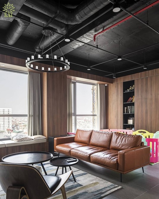 Harmonia brązu w salonie Stylowa brązowa sofa w aranżacji wnętrza: harmonia kolorów i materiałów.