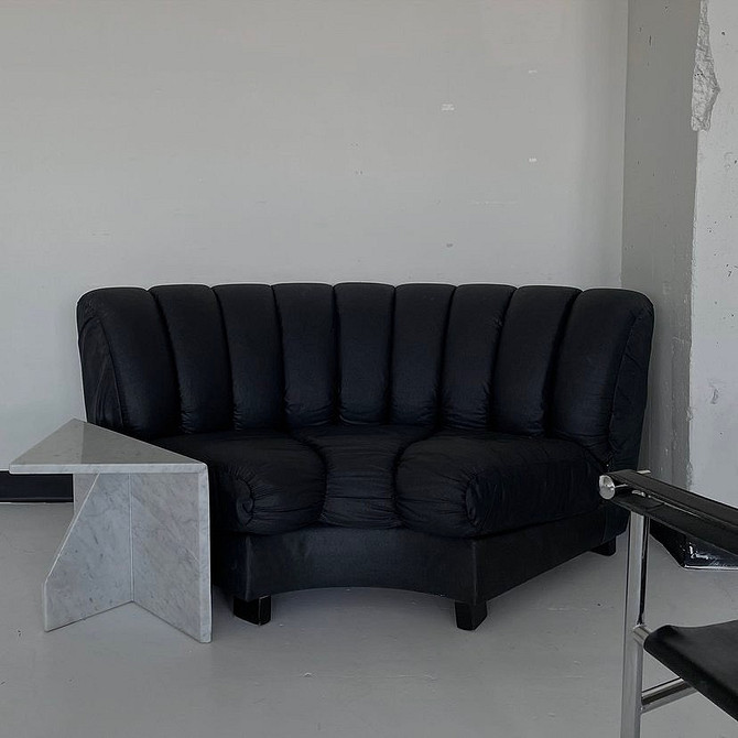 Skórzana sofa z drewnem Skórzana sofa z drewnianymi podłokietnikami: naturalne materiały, design 2026