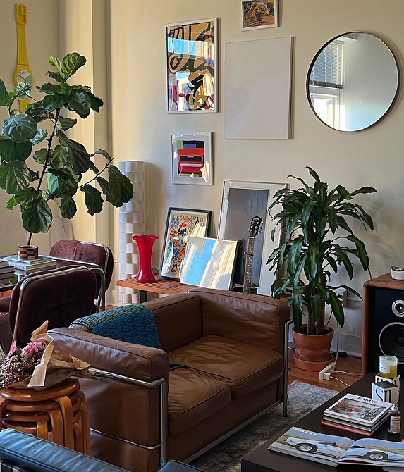 Narożna skórzana sofa Narożna skórzana sofa w salonie z dużymi oknami. Nowoczesny design.