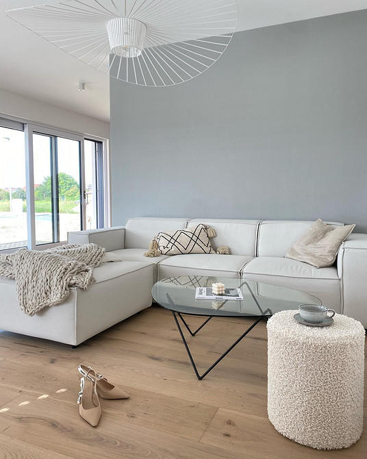 Elegancka biała sofa Biała skórzana sofa i porady dotyczące pielęgnacji skóry, inspiracje 2026