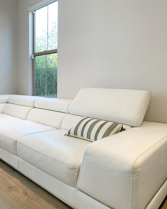 Nowoczesna skórzana sofa Jasna skórzana sofa w nowoczesnym salonie: inspiracje aranżacyjne 2026