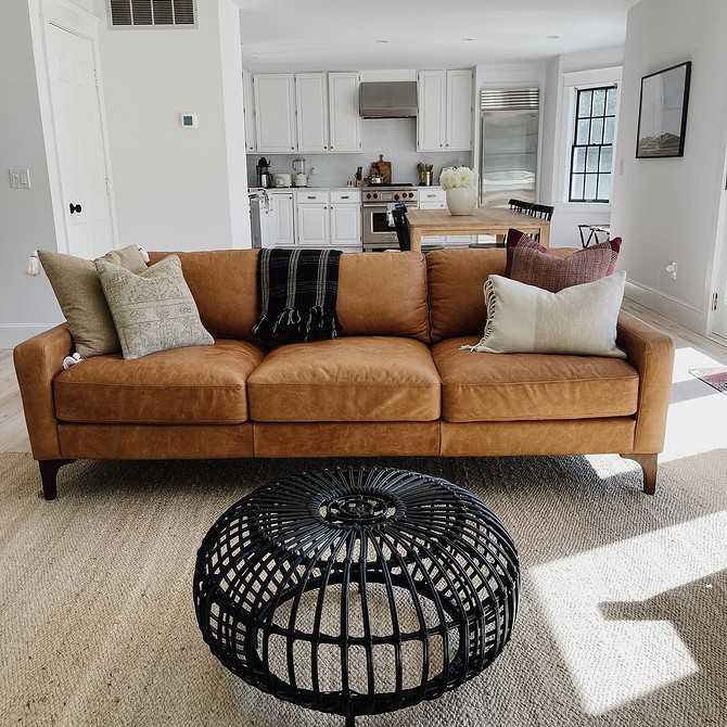 Loftowa skórzana sofa Minimalistyczna skórzana sofa na metalowych nóżkach: styl loft 2026