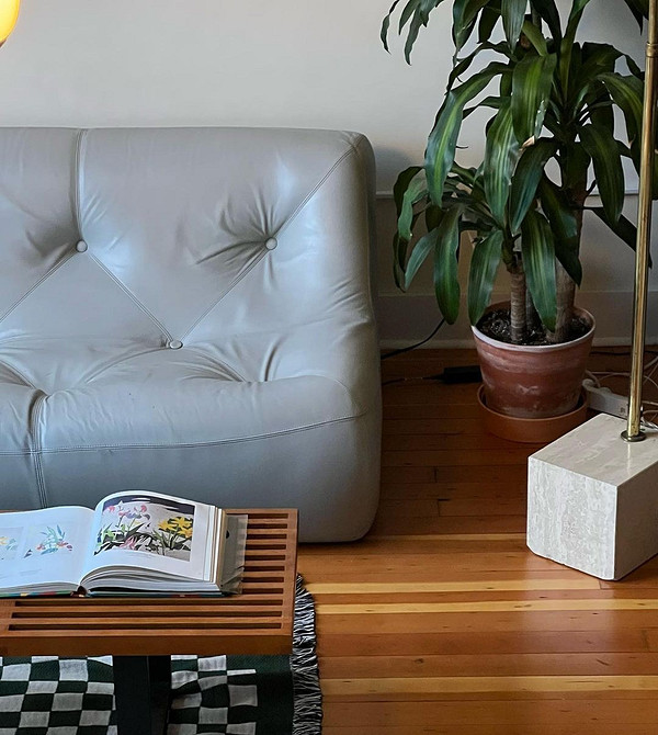 Skórzana sofa z poduszkami Skórzana sofa z kolorowymi poduszkami: akcenty w aranżacji wnętrz 2026