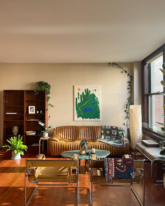 Komfortowa skórzana sofa Skórzana sofa z poduszkami. Przykład komfortu i stylu, design 2026.