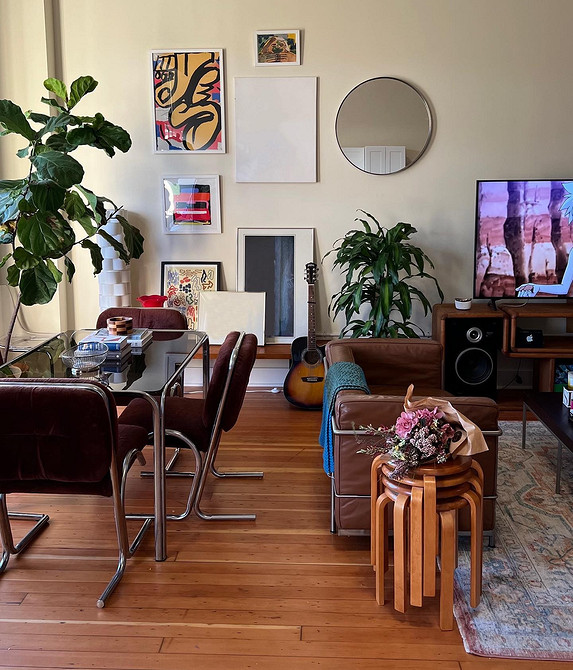 Biała skórzana sofa Biała skórzana sofa w minimalistycznym wnętrzu, design 2026. Subtelna elegancja.