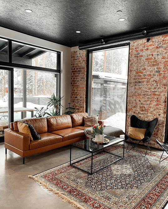 Designerska skórzana sofa Designerska skórzana sofa o nietypowym kształcie. Nowoczesny salon.