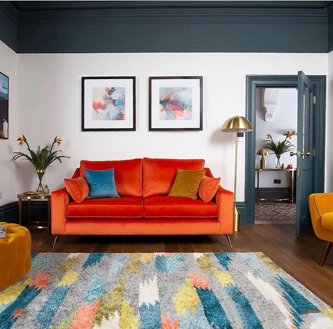 Przytulny salon z czerwoną sofą: inspiracje i pomysły na stworzenie wyjątkowej atmosfery