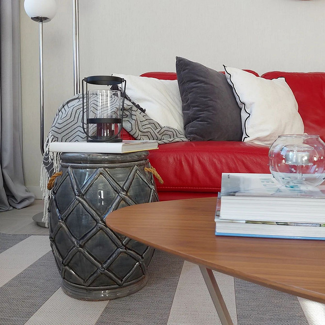 Design salonu: porady dotyczące wyboru odcieni i kolorów z czerwoną sofą 2026.