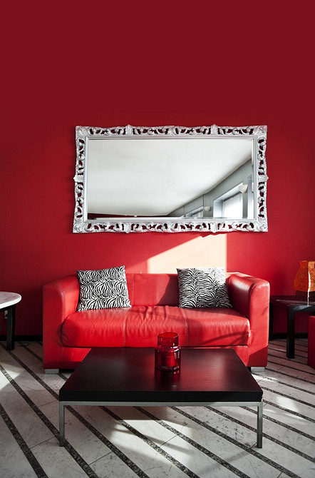 Jak zintegrować czerwoną sofę we wnętrzu: porady projektantów w 2026 roku.