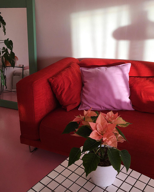 Sofa przyszłości Sofa modułowa 2026 w kolorze czerwonym. Nowoczesne meble tapicerowane w salonie.