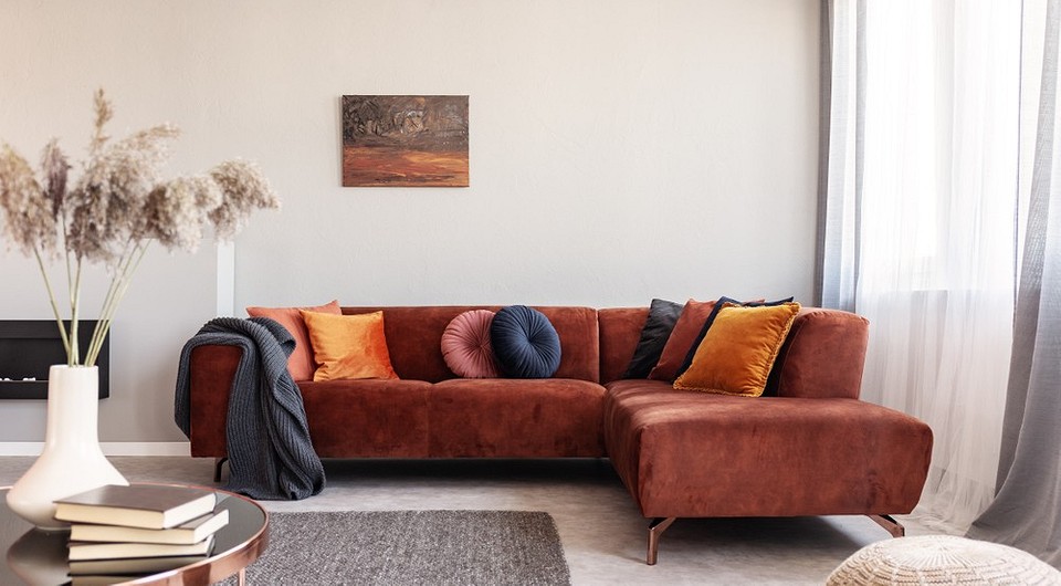 Czerwona sofa welurowa w salonie z poduszkami: idealne połączenie kolorów i stylów aranżacji wnętrz 2026.