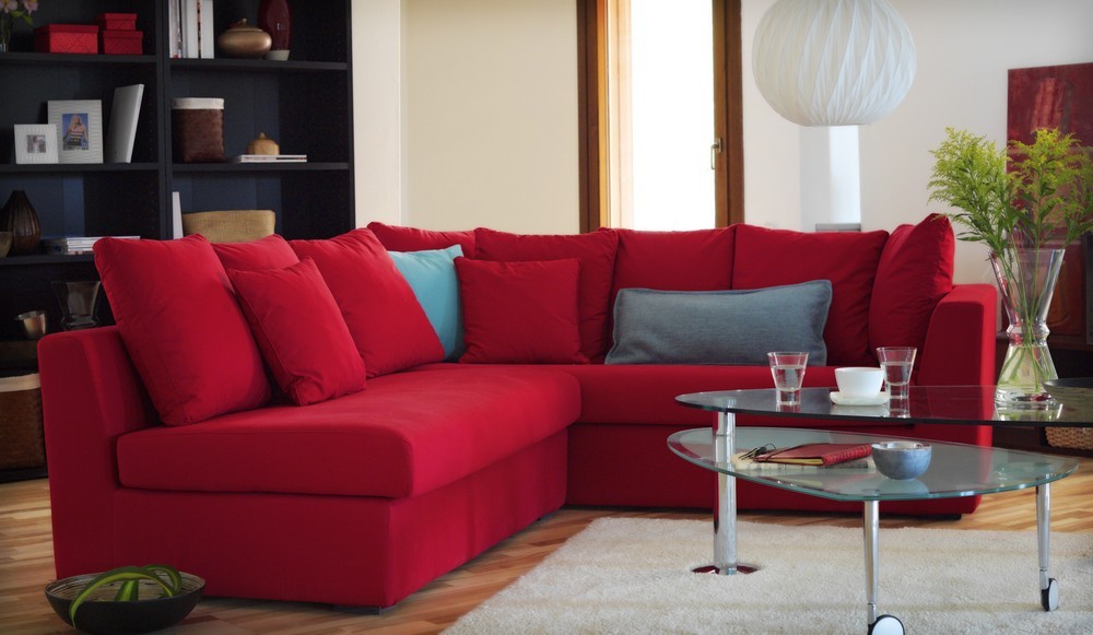 Design salonu z czerwoną sofą: inspirujące przykłady i świeże pomysły.