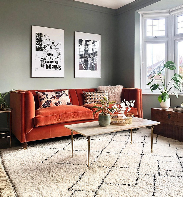 Sofa z różnymi odcieniami czerwieni. Ciekawe połączenie barw w obiciu sofy.