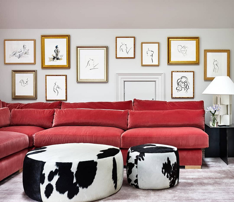 Czerwona sofa w salonie: inspiracje kolorystyczne i aranżacja wnętrz 2026.