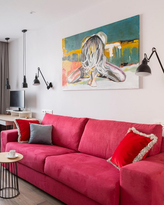 Stylowa skórzana czerwona sofa jako mocny akcent w nowoczesnym salonie 2026