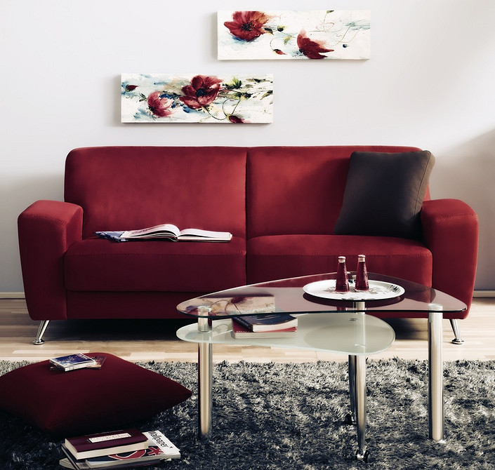 Wybór odcienia czerwonej sofy dla harmonijnego połączenia z meblami w salonie