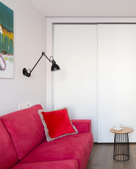 Połączenie kolorów w aranżacji wnętrz z czerwoną sofą - porady ekspertów