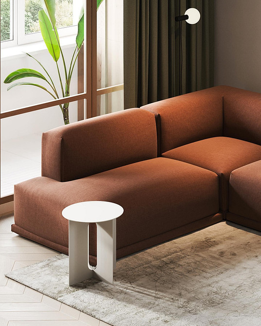 Klasyczny salon z czerwoną skórzaną sofą, kominkiem i regałami z książkami. Elegancki wystrój.