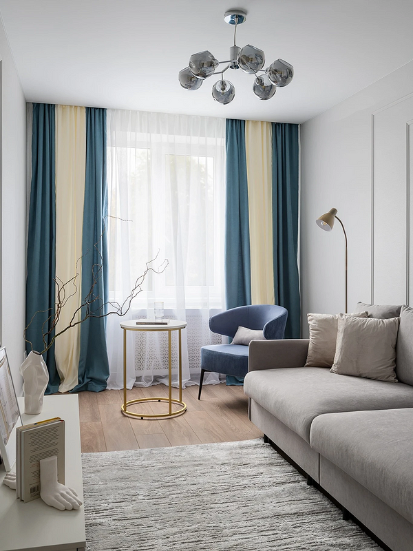 Relaks w domowym zaciszu Przytulne krzesło z miękką tapicerką i pledem, kącik relaksu w domu.