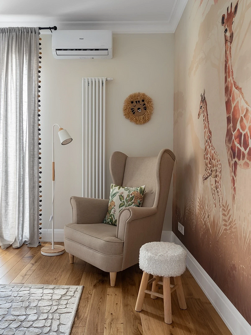 Relaks w fotelu Miękki fotel w pokoju dziecięcym z tekstylnym obiciem, idealne miejsce na relaks.