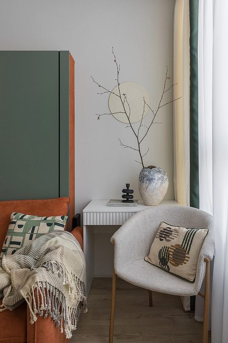 Skandynawski Design Wygodne krzesło z poduszkami w salonie: Styl skandynawski w nowoczesnym wydaniu.