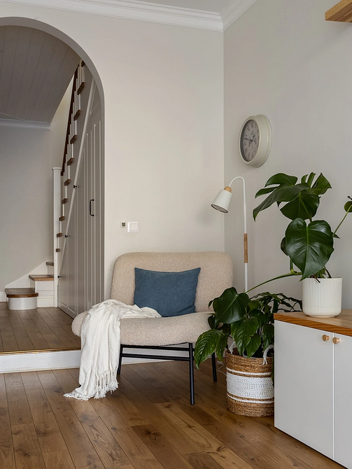 Przytulny Kącik Eleganckie krzesło w przytulnym kącie: Idealne rozwiązanie do małego mieszkania.