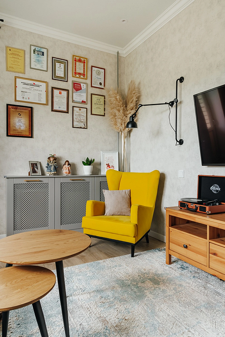 Designerski Akcent Nietypowe krzesło w salonie: Akcent w designie i stylowe meble do domu.