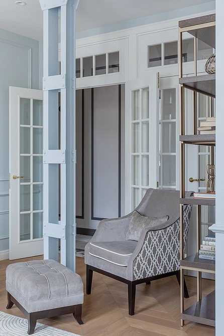 Minimalizm i Funkcjonalność Minimalistyczne krzesło w nowoczesnym salonie: funkcjonalność i styl w jednym.