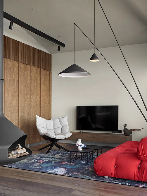 Kącik relaksu w sypialni Wygodne krzesło w sypialni przy oknie idealne do małego mieszkania