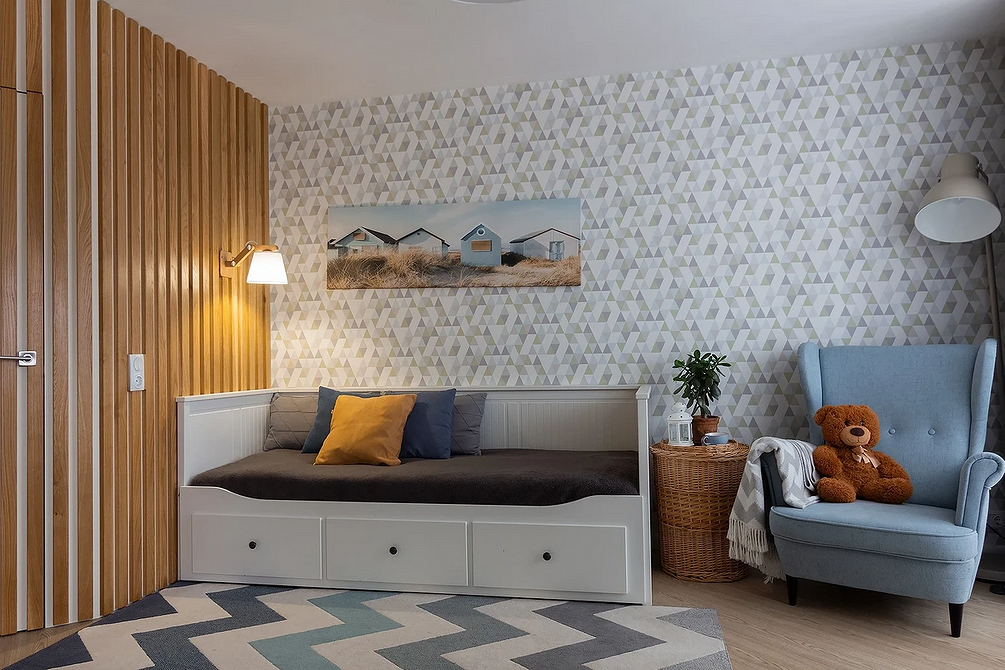 Fotel do zabawy Wygodny fotel w pokoju dziecka, idealny do czytania lub zabawy.