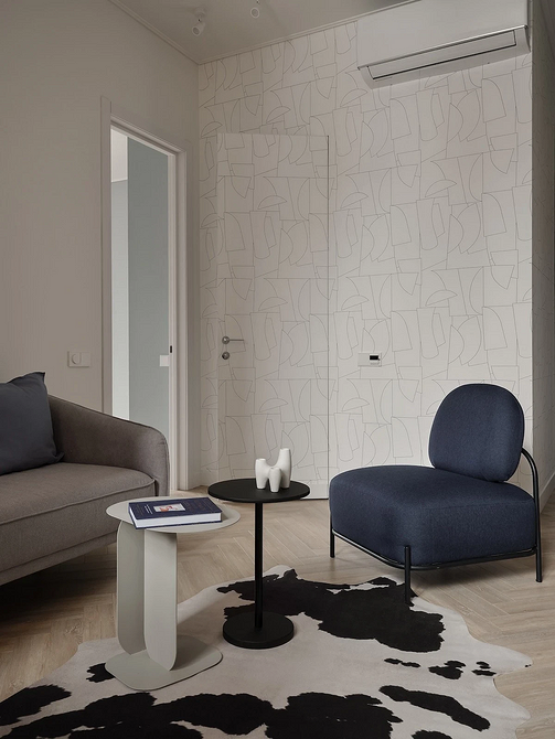 Wypoczynek z Widokiem Komfortowe krzesło przy oknie: Idealne miejsce do odpoczynku z pięknym widokiem.