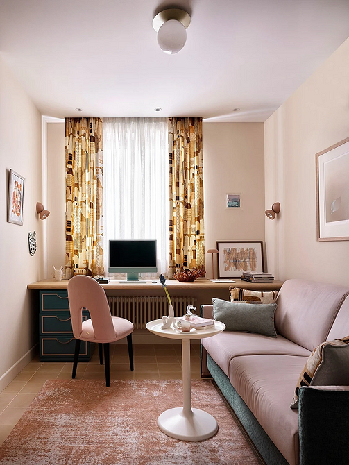 Klasyka i komfort Eleganckie krzesło w klasycznym salonie z poduszkami i dekoracjami