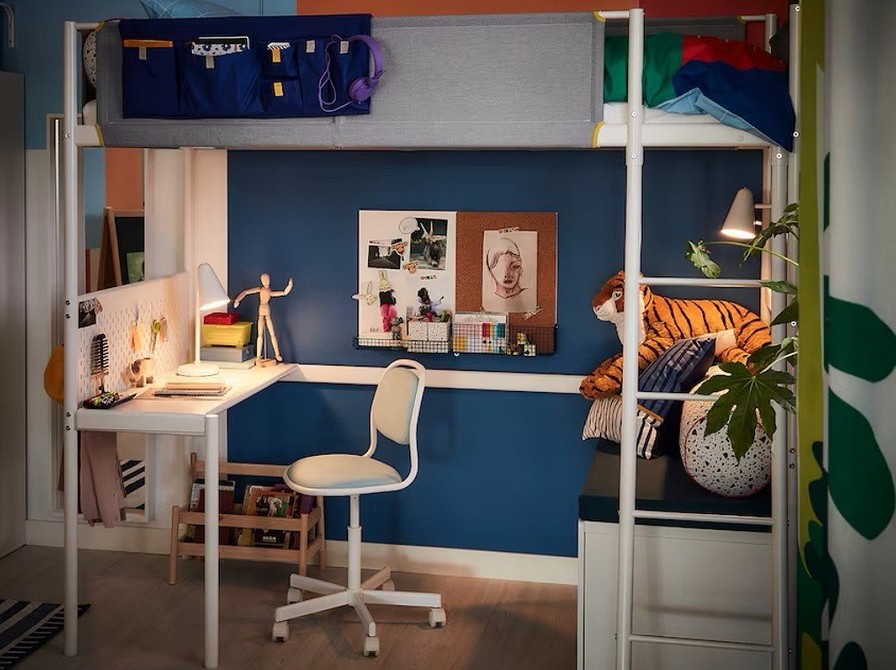 Miejsce do nauki Łóżko piętrowe z biurkiem i półkami na książki oszczędza miejsce w małym mieszkaniu