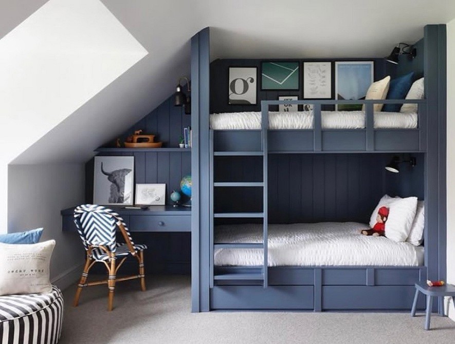 Ciepła antresola Łóżko na antresoli w stylu rustykalnym z oświetleniem. Ciepły klimat.