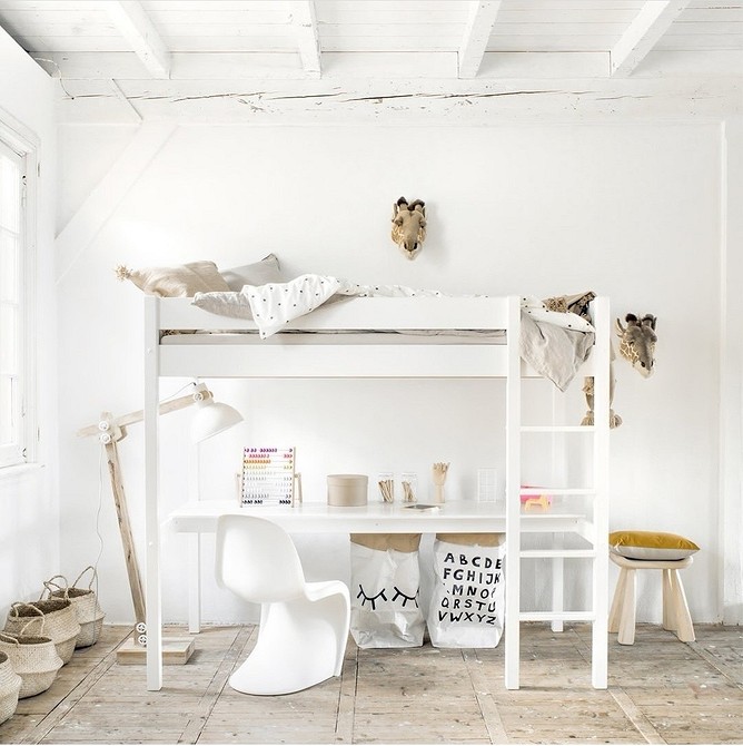 Rustykalna antresola z drabinką Łóżko na antresoli z drabinką w stylu rustykalnym. Oszczędność miejsca.