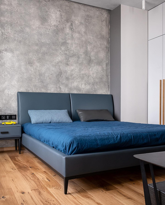 Rustykalny urok Łóżko z miękkim zagłówkiem z obiciem z tkaniny jutowej, dodającym rustykalnego uroku.