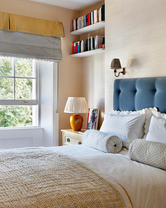 Wysoki komfort Przytulna sypialnia z wysokim miękkim zagłówkiem łóżka dla komfortu i podparcia.